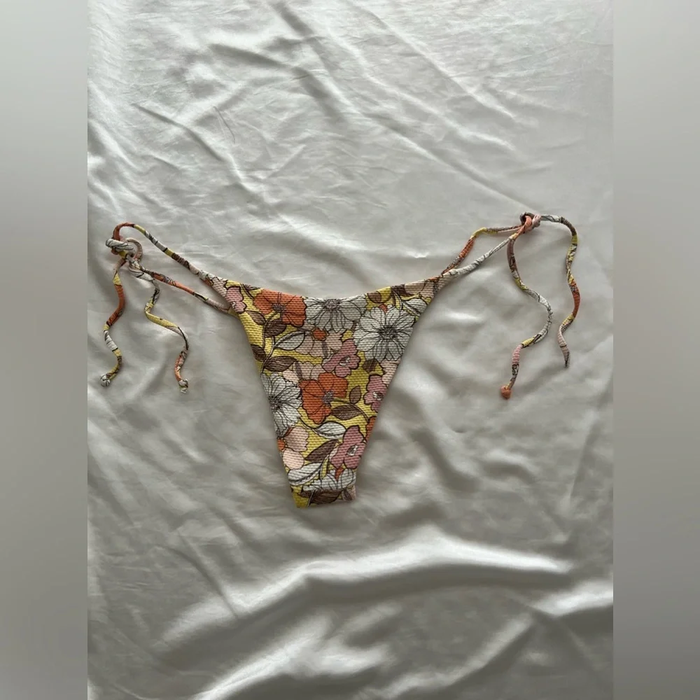 Bikini - Picture 2 of 2